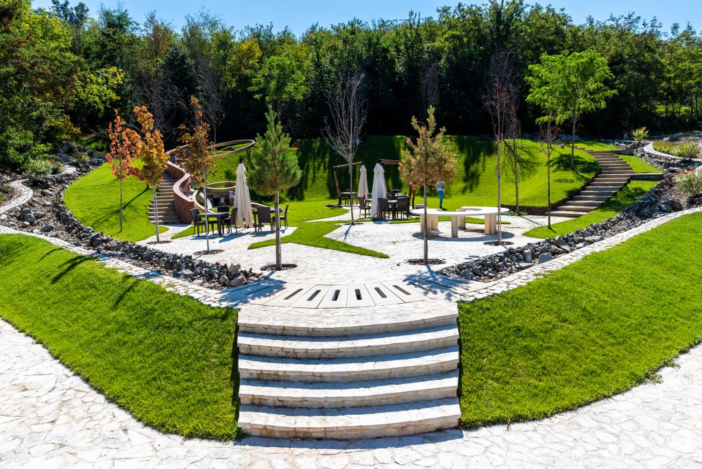 Parcul Poiana Apostolilor de pe Domeniul Avincis, spațiu de relaxare &icirc;n natură