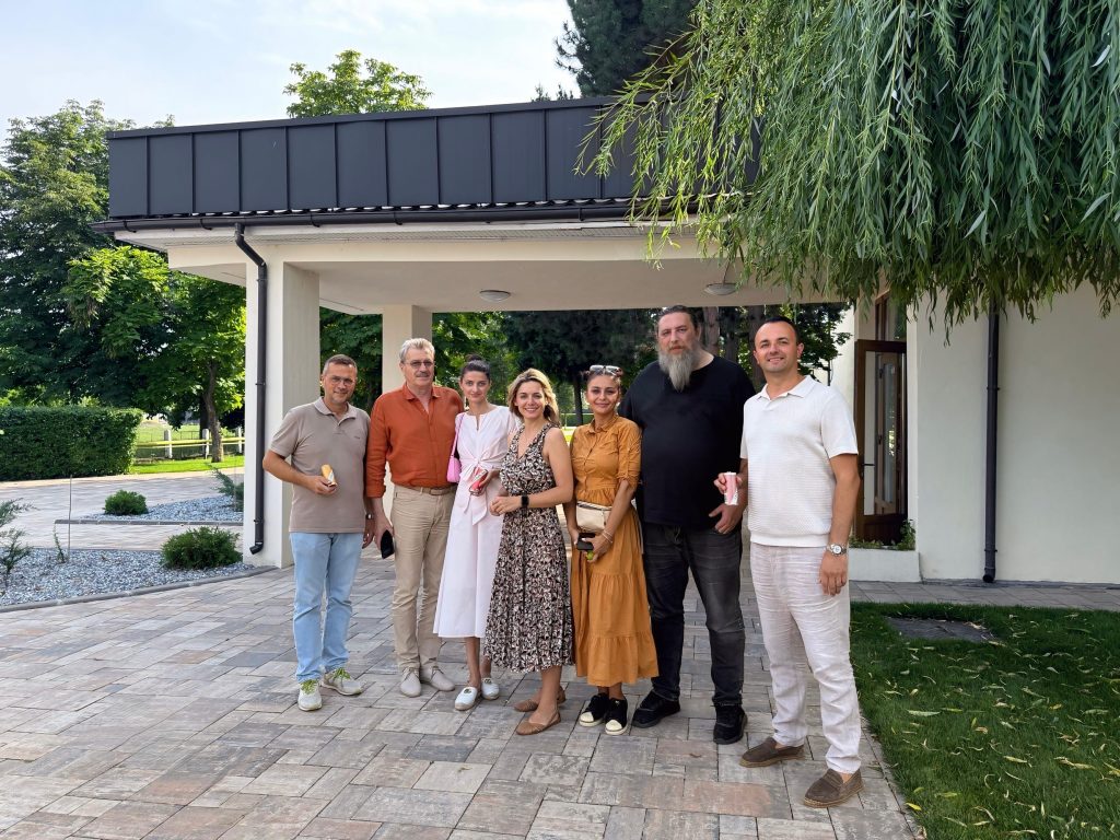 Echipa Wines of Romania alături de Marinela Ardelean și gazdele de la Domeniile Averești, &icirc;n fața clădirii cramei, &icirc;ntr-o zi &icirc;nsorită de vară.