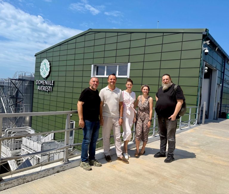 Crina Duluțe, Rareș Florea, Constantin Duluțe și echipa Wines of Romania &icirc;n fața clădirii moderne a Domeniilor Averești.