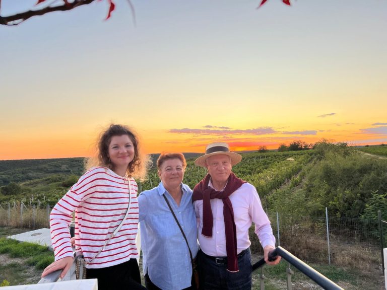 Familia Stoica la apus printre viile Cramei Avincis, Domeniul Vila Dobrușa, Drăgășani