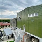 Clădirea modernă a Domeniilor Averești cu tehnologice de ultimă generație, înconjurată de peisajul moldovenesc.