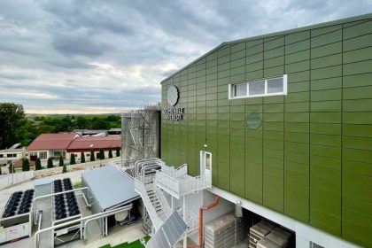 Clădirea modernă a Domeniilor Averești cu tehnologice de ultimă generație, înconjurată de peisajul moldovenesc.