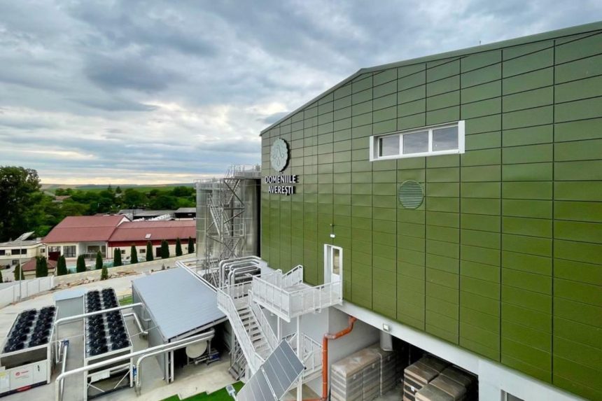 Clădirea modernă a Domeniilor Averești cu tehnologice de ultimă generație, înconjurată de peisajul moldovenesc.