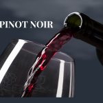 Vin roșu Pinot Noir turnat din sticlă într-un pahar de degustare