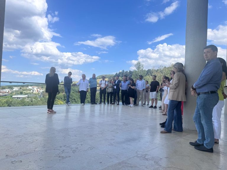 Grup de jurnaliști internaționali la Wonderland Resort Cluj, pe terasa panoramică