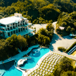 Vedere aeriană Wonderland Resort Cluj cu piscină infinity și natură înconjurătoare