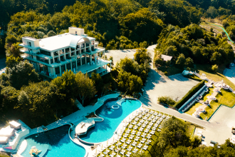 Vedere aeriană Wonderland Resort Cluj cu piscină infinity și natură înconjurătoare