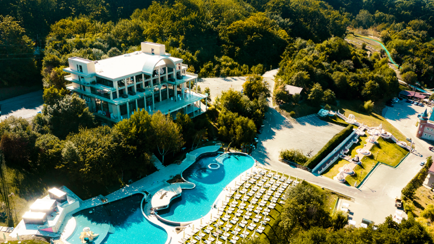 Vedere aeriană Wonderland Resort Cluj cu piscină infinity și natură înconjurătoare