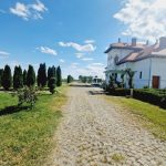 Conacul Avincis de pe Domeniul Vila Dobrușa, Drăgășani, într-o zi însorită de vară
