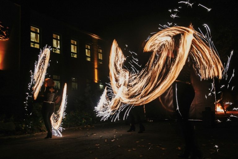 Dansatori cu foc la Wonderland Resort Cluj &icirc;n cadrul press trip-ului Wines of Romania