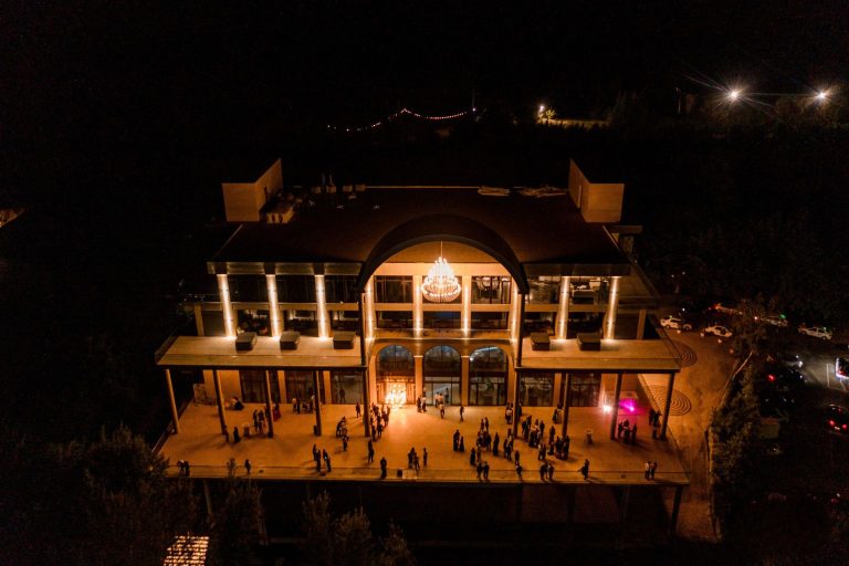 Wonderland Resort Cluj iluminat noaptea, vedere aeriană cu invitați la intrare