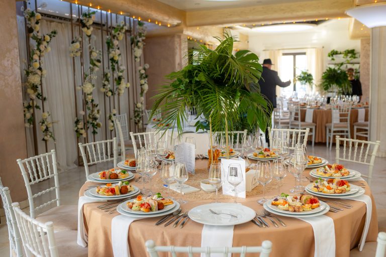 Cină festivă la Wonderland Resort Cluj, masă elegantă pregătită pentru invitați
