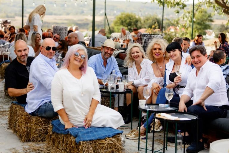 Grup de prieteni la Must Party Gramofon Wine &icirc;n Dealu Mare,