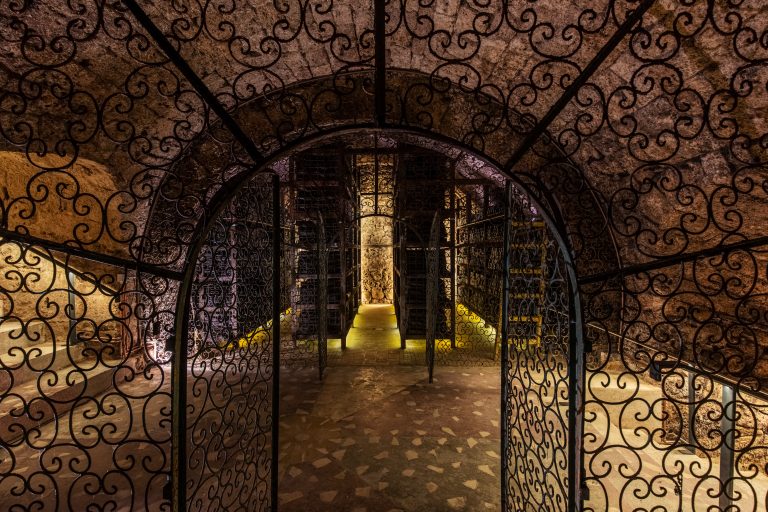 Poarta de fier forjat a Beciului Domnesc, acces către colecția de vinuri