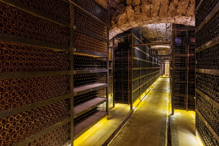 Rafturi cu sticle de vin &icirc;n Beciul Domnesc