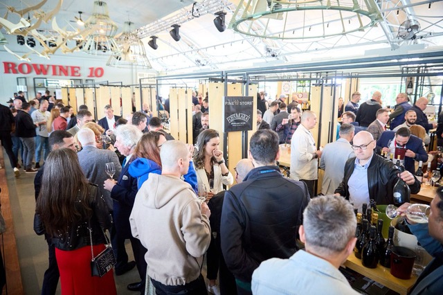 Public numeros la RO-Wine, festivalul internațional de vinuri din Rom&acirc;nia, ediția aniversară, participanți degust&acirc;nd vinuri premium