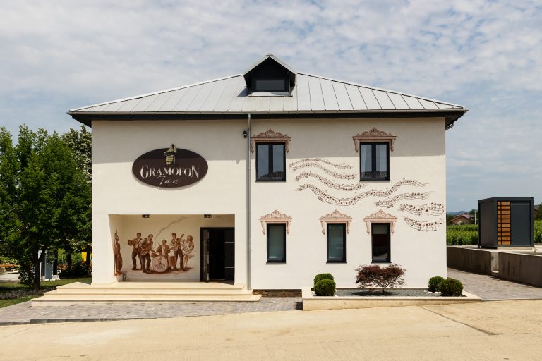 Fațada Gramofon Inn din Dealu Mare