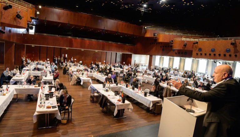 Juriul internațional degust&acirc;nd vinuri la competiția Mundus Vini, &icirc;ntr-o sală plină de specialiști din &icirc;ntreaga lume.