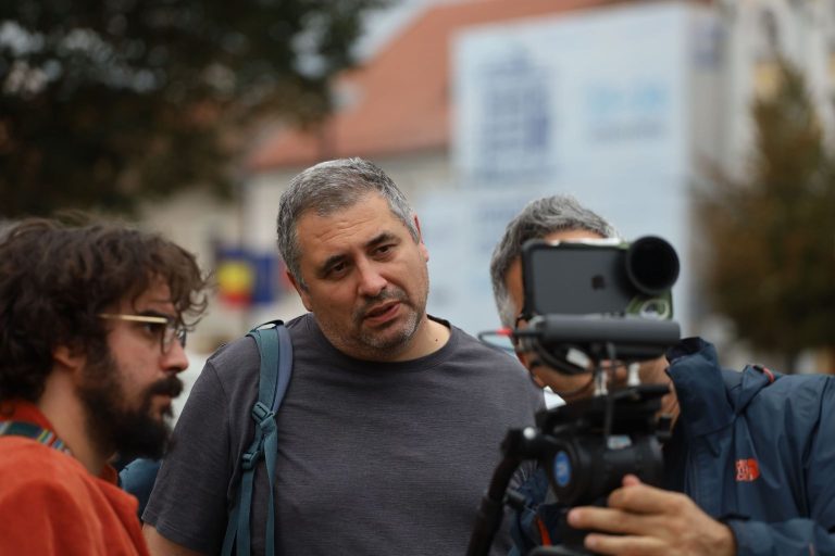 Radu Jude discut&acirc;nd cu echipa de filmare, &icirc;n timpul unei producții