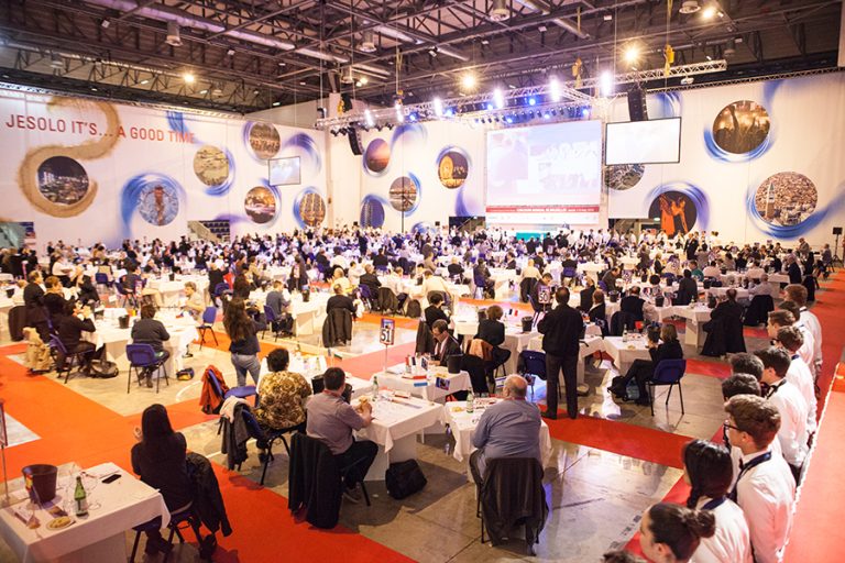 Sală plină de jurați internaționali la Concours Mondial de Bruxelles, degustare &icirc;n orb la Jesolo.