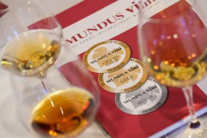 Mundus Vini – Pahare de vin și medalii, simboluri ale recunoașterii internaționale a vinurilor românești.
