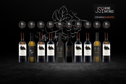 Selecție de vinuri Crama DeMatei premiate de James Suckling, cu scoruri între 91 și 95 de puncte, prezentare pe fundal negru.