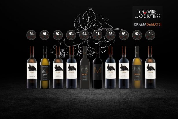 Selecție de vinuri Crama DeMatei premiate de James Suckling, cu scoruri între 91 și 95 de puncte, prezentare pe fundal negru.