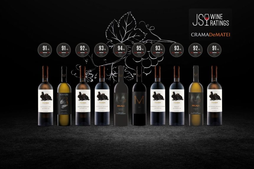 Selecție de vinuri Crama DeMatei premiate de James Suckling, cu scoruri între 91 și 95 de puncte, prezentare pe fundal negru.