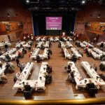 Sala de degustare a concursului internațional de vinuri Mundus Vini 2023, cu zeci de jurați evaluând probe de vin.