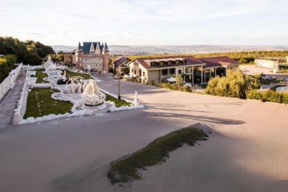 În inima Transilvaniei, la Wonderland Resort Cluj, 40 de jurnaliști și creatori de conținut din 12 țări au descoperit poveștile și aromele vinului românesc. Un cadru spectaculos pentru un eveniment care a adus România pe harta internațională a vinului.