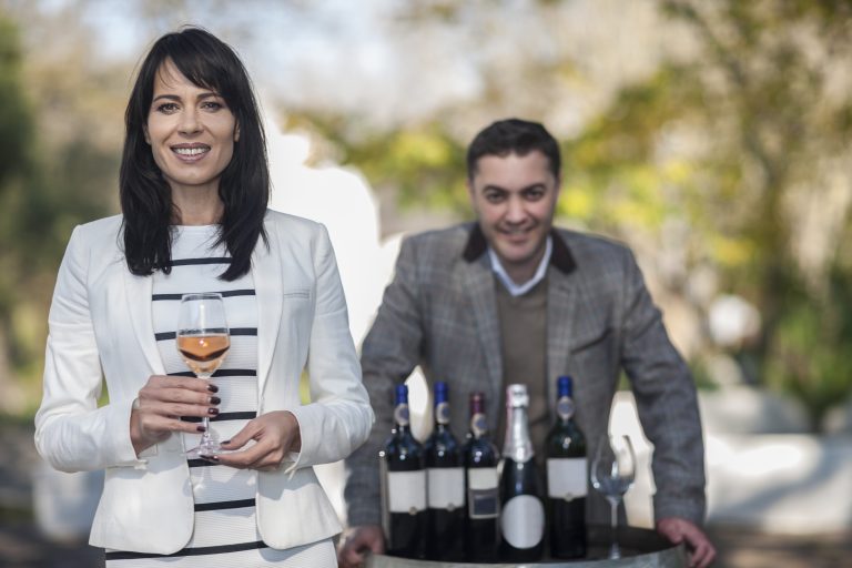 Degustare de vin ros&eacute; la eveniment de prezentare