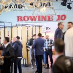 Participanți la festivalul RO-Wine 10 ani la Fratelli Studios București, printre standuri de vinuri premium