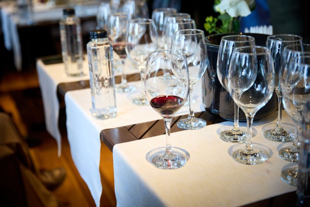 Pahare de vin pregătite pentru degustare la festivalul RO-Wine 2025