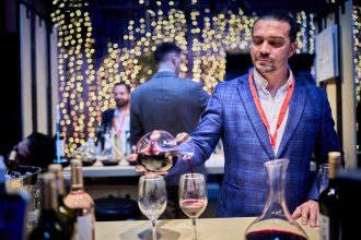 Vinuri românești de descoperit: Ce noutăți am gustat la RO-Wine 2025 Meta descriere Descoperă cele mai interesante vinuri românești prezentate la festivalul RO-Wine 2025 – ediția de toamnă. Jidvei, SERVE, Vintruvian, Gramofon și multe alte crame au adus vinuri de colecție și experiențe memorabile. RO-Wine 2025: un festival al descoperirilor de toamnă Tradiția festivalurilor de vin spune că primăvara îți prezinți vinurile albe, pentru vara care se apropie, iar toamna – vinurile roșii din recolta anului trecut. Doar că producătorii noștri au înțeles repede că festivalurile atrag un alt public, de la profesioniștii din horeca, interesați de vinuri speciale, la iubitorii de vin care își caută vinuri pentru colecții, pentru seri speciale alături de prieteni sau de savurat pe îndelete. Așa că tradiția vinurilor proaspete a început să se estompeze, iar oferta prezentată să aducă tot mai des, alături de noutăți, vinuri mai vechi, unele chiar nelansate, care mai au nevoie de ceva timp „ca să se așeze”. Așa că, pe scurt, vă spunem mai jos la ce noutăți vă puteți aștepta în perioada următoare. Vinuri excelente, care le fac cinste producătorilor și care ne pot reprezenta oriunde în lume sau care deja au fost medaliate la concursuri importante. Jidvei – colecția Spirit și vinuri românești premiate internațional Spirit – trei vinuri speciale Jidvei a adus în premieră gama Spirit, o colecție de trei vinuri speciale – Chardonnay 2023 (baricat 6 luni), Fetească regală 2023 (baricată tot șase luni, dar în butoaie aflate la a doua întrebuințare) și un cupaj rose de Pinot noir, Syrah și Cabernet Sauvignon. Dacă Chardonnay-ul este oarecum previzibil, în notele clasice deja cunoscute – bun, gustos, rotund, cu accentele de lemn perfect integrate, Feteasca regală este o surpriză foarte plăcută și extrem de elegantă. Alegerea unor butoaie care transferă vinului mai puține arome s-a dovedit inspirată – vinul a câștigat note delicate dar, în același timp, și-a amplificat propriile resurse aromatice, prin ușoara microoxidare care are loc în timpul maturării în vase de stejar. Rezultatul nu este doar încântător, are și un potențial serios de învechire. Vinarsul XO – eleganță și rafinament Vizitatorii au mai avut ocazia să guste și ediția limitată a vinarsului Jidvei XO, pe care puțini au avut ocazia să-l descopere până acum și care nu a fost produs decât într-o ediție limitată de 5.000 de sticle. Produs exclusiv din Fetească regală, maturat mai mult de zece ani în butoaie de stejar, vinarsul are nuanțe intense de caramel, lemn nobil și mirodenii, cu nuanțe de tabac și scorțișoară. Dulce-picant și delicios. Owner’s Reserve Ana Fetească Regală + bule Mysterium Nou pe piață este și Owner's Reserve Ana Fetească regală, medaliat cu aur la Mundus vini, în această vară, încă de dinainte de lansare. Iar pentru amatorii de bule – recent lansatul spumant Mysterium 2021, un cupaj clasic de Pinot noir și Chardonnay, cu un strop de Fetească regală, pentru un accent local. Domeniul Bogdan – vinuri biodinamice și experiențe noi pentru iubitorii de vin Trufaș – Cabernet Sauvignon cu aromă subtilă de trufe negre Atracția standului la Domeniul Bogdan a fost, oarecum previzibil, Trufaș, un Cabernet Sauvignon aromatizat cu trufe negre, chiar dacă nu este chiar o noutate. Cu aromele de trufă păstrate discret, în fundal, vinul este dominat de fructe negre și ciocolată, cu accente picante și este, într-adevăr, un vin de top. Cuvée Experience roșu 2022 și Feteasca Neagră Pătrar 2020 Doar că, mai interesați de noutăți, ne-am oprit mai mult asupra Cuvée Experience roșu 2022, un cupaj de Fetească neagră și Merlot perfect echilibrat, suculent, plin de note de vișine și fructe negre, cu prune uscate pe final, o aciditate sănătoasă, care îi dă perspective bune de învechire pentru următorii ani. Remarcabilă, de asemenea, este și Feteasca neagră Pătrar din 2020, care abia intră în perioada de maturitate, deși poartă, încă din primul an, accente de fruct supracopt, dar bine ascuns de accentele de cacao, cireșe amare și prune de magiun. Domeniile Averești – Cabernetul de aur și Zghihara, vedetele Moldovei Un Cabernet de zonă răcoroasă Deși se spune că Moldova este mai degrabă potrivită pentru vinuri albe, Cabernetul sauvignon magnum Diamond Selection din 2019 este o minunăție de vin. Mătăsos, întunecat, cu note de pământ reavăn, afine, coacăze și mure, un pic de dulceață de cireșe amare, totul perfect integrat și cu o băubilitate rară. Nu e de mirare că a câștigat anul trecut aur la Concurs Mondial de Bruxelles, deși abia acum începe să-și dezvăluie potențialul. Zghihara 2024 – vin românesc versatil, plin de prospețime și echilibru Noutatea principală a fost, însă, Zghihara 2024 – tot magnum, și tot Diamond Selection – probabil unul dintre cele mai versatile vinuri din festival. Bun și de sete, și de acompaniat mâncăruri fine, și de seri lungi cu prietenii și pentru orice alte ocazii. Suficient de complex cât „să te țină de vorbă”, dar nu atât de intruziv cât să devină centrul atenției... Syrah de Vrancea de la Beciul Domnesc Cele mai vechi vinarsuri românești La Beciul Domnesc, atracția a fost, destul de clar împărțită între Jad și Miorița XO, două vinarsuri vechi, care stau oricând alături de orice distilat de vin din lume, dar și de gama Verité, cu un Blanc și un Rosé de excepție, cu un raport excelent calitate/preț. Cuveé 49, din nou, a confirmat că are o evoluție foarte bună. Syrah Grand Reserve – un debut promițător, cu potențial de colecție Surpriza, însă, a fost un Syrah Grand Reserve, primul exemplar din acest soi introdus în gama de top a producătorului. Bine echilibrat, plin de fruct, cu aciditatea specifică zonei bine integrată și un final elegant, Syrah promite să devină nu doar o prezență constantă în gamă, ci și un vin pentru colecționari și cunoscători. Deocamdată este încă tânăr, dar cu un potențial clar, numai bun de urmărit cum evoluează în următorii ani. Gramofon Wine: un Cabernet cald pentru zilele reci Nu s-a lansat (încă) distilatul Gramofon La Gramofon, din păcate, așteptata avanpremieră a primului distilat de vin s-a lăsat așteptată – o intervenție în ultima secundă, chiar când etichetele plecau spre tipografie, a dus la reconsiderarea brandului. Ceea ce, de fapt, nu înseamnă decât că lansarea va avea loc așa cum a fost anunțată, spre sfârșitul anului. Curioșii au avut, totuși, deja ocazia să guste vinarsul Gramofon în timpul celebrelor petreceri organizate la cramă. Cabernet 2022, premiera toamnei Alături de deja cunoscutele Sonorum și Cuveé roșu, Gramofon Wine a prezentat un singur vin în premieră, însă unul excepțional – Cabernet Sauvignon 2022, o demonstrație de eleganță, elocvență și măiestrie. Perfect echilibrat și rotunjit, jucăuș, într-un dans continuu între aromele de fruct, cele de condimente și notele de cacao, ciocolată și vanilie, este un vin care poate juca rolul de „vin de zi cu zi” pentru pofticioși, sau de vin pentru ocazii speciale, pentru consumatorii ocazionali. Vintruvian Estates – patru crame românești unite de calitate Cele mai vizitate standuri Despre grupul Vintruvian Estates, care reunește patru crame – Caii de la Letea Sarica Niculițel și Crama Histria în Dobrogea, Crama DeMatei în Dealu Mare și Oenoterra în Drăgășani – este greu de spus altceva decât că a avut în permanență cele mai aglomerate standuri. Au fost prezente vinuri de top, vinuri pentru toate gusturile, de la fresh la vinuri mature și complexe, de la vinuri accesibile la rarități de colecție – de la vinurile DeMatei notate de James Suckling cu 90-95 de puncte la noile Scoarțe de la Oenoterra, o Crâmpoșie și un Negru de Drăgășani potrivite pentru orice ocazie. Au revenit „Trilogiile” Pentru că ne concentrăm, totuși, pe noutăți, trebuie neapărat să încercați „Trilogiile” (alb, rosé și roșu) revenite între gamele Caii de la Letea, după o scurtă absență. Cu o mențiune specială pentru Trilogia în roșu, unde au fost folosite vinuri din regiuni diferite – Negru de Drăgășani, Băbească neagră și Fetească neagră. Un vin excelent, plin de nuanțe, de savurat cu un prieten sau de gustat la masă, cu un raport calitate/preț excelent. Un Nikolaos îmblânzit O mică surpriză a venit, însă, de la Nikolaos roșu, de la Crama Histria, un vin care chiar arăta a mustang sălbatic în primăvara acestui an și care, de atunci, s-a mai domolit. A rămas un pic nărăvaș, dar s-a așezat, s-a rotunjit și integrat, semn că își lasă adolescența în urmă și se pregătește de maturitate. SERVE: Guillaume 2024 și un nou Cuvée Guy de Poix Re:vivre – gamă dedicată publicului tânăr La SERVE, dată fiind și vârsta audienței – mulți, foarte mulți tineri – atracția a fost gama re:vivre, lansată în primăvară, un vin gândit pentru audiența mai tânără și care, iată, reușește să atragă atenția. Un Pinot noir cu accente locale La ediția de toamnă RO-Wine, SERVE a ales să prezinte în premieră două vinuri – ediția 2024 a Cuvée Guillaume și un nou vin-reper din gama Cuvée Guy de Poix, din recolta 2020. Guillaume, deși tânăr, a avut parte de un an extrem de favorabil – seceta care a afectat restul țării s-a simțit ceva mai puțin în Ceptura, unde terenul argilos și expunerea pantelor de Pinot noir (85% din cupaj, alături de 15% Fetească neagră) au dat naștere unui vin de excepție, chiar și la doar un an de la recoltă. De mare perspectivă, dar deja savuros! Cuvée Guy de Poix, o referință, ca întotdeauna Cât despre Cuvée Guy de Poix 2020... Se știe deja că este, în fiecare an în care apare, o Fetească neagră - reper pentru România. Orice laudatio este de prisos, poate că ajută să menționăm că această ediție are, totuși, 6.800 de sticle, cu vreo 2.000 mai multe decât ediția precedentă, dar tot trebuie să vă grăbiți ca să vă completați colecțiile. Suculent, integrat, echilibrat, dar care păstrează acea dimensiune ușor sălbatică și ușor ierboasă care l-a convins pe Guy de Poix să rămână și să investească în România, devenind primul investitor privat din această industrie. O moștenire minunată atât a lui, cât și a lui Aurel Rotărescu, oenologul care a dat direcția cramei încă de la început, din 1994. Crama Teodor, creștere constantă Pentru obișnuiții festivalului pare că, la fiecare ediție RO-Wine la care participă, Crama Teodor a mai crescut un pic. Atât în calitate, cât și în diversitate. Și în acest an, toate vinurile s-au prezentat impecabil, de la un Rhein Riesling 2023 vesel și ușor, dar cu multe promisiuni pentru viitor, la cupajul de Gewurtztraminer și Pinot Gris care constituie un studiu de caz despre echilibru (rotunjimile de Pinot gris „ușurate” de aromele intense și corpul fin al Traminerului). Am revăzut un Pinot noir de mare clasă, 2021, care aduce aminte de vinurile franceze de top, ajuns la maturitate un pic înainte de vreme, dar cu suficiente rezerve cât să merite reevaluat peste 2-3 ani. Feteasca Neagră 2024: complexitate naturală Surpriza a venit de la Feteasca neagră Teodor din 2024, un vin care lansat pentru a celebra aniversarea de 70 de ani a proprietarului. Greu de crezut, dar este un vin care nu a trecut deloc prin butoaie de stejar, ceea ce îi face cu atât mai spectaculoasă complexitatea aromatică, finalul excelent, plin de cacao și ciocolată neagră, prune uscate și fructe negre deshidratate. Un vin spectaculos și, în ceea ce privește Feteasca neagră ca „soi port-drapel al României”, este clar un exemplar de pus deoparte pentru a demonstra capacitatea acestui soi. Pandora – kudos pentru Florin Manoliu! În toate cele trei zile de festival, Crama Pandora a fost unul dintre cele mai vehiculate nume, vizitatorii recomandându-și călduros unii altora o escală la acest stand. Și, dacă pentru iubitorii de bule și relaxare, era pregătit Mon Azur, un spumant extra-dry prietenos, 100% Chardonnay, realizat după metoda Charmat, surpriza a venit de la proaspăt lansatul Cuvée Pandora (roșu), cupajul semnat de Florin Manoliu, oenologul cramei. Un vin plin de bucuria de a trăi, proaspăt și, totuși, complex, cu fructe roșii și negre, accente picante și taninuri moi, perfect integrate, și o aciditate vivace. Lechburg – un Riesling și un frizzante delicat Alb proaspăt. Din 2019 Din Lechința, o zonă deja consacrată pentru vinuri deosebite, au ajuns la festival două noutăți: un Riesling de Rhin 2019 (da, alb de șase ani, proaspăt lansat!), cu nume de cod Cru la Sorgente, un pic rotunjit, încă plin de prospețime și cu o viață lungă înainte, pe deplin demn de originea nobilă a strugurelui și de tradițiile germane din zonă. Frizzante din Chardonnay și Fetească Regală Marea surpriză a fost, însă, un frizzante (îmbuteliat la 1,6-1,8 atmosfere) din Chardonnay și Fetească regală, absolut delicios. Perfect echilibrat între fruct și note florale, cu „bulele” atât de fine încât abia trezesc papilele, curgător și cu o textură excelentă. De notat, luat și consumat, cu inevitabilul zâmbet pe buze! HB Wine – experimente și rețete consacrate Baric folosit judicios Din Vestul țării, din Miniș-Măderat, au ajuns la festival câteva vinuri care confirmă deja un lucru pe care îl bănuia toată lumea, de la prima pleiadă de medalii internaționale: HB Wine este o cramă de urmărit! Trei vinuri clasice, de terroir – Fetească neagră 2024 (șase luni de baric), Cuvée Bordignon 2023 și Cabernetul Privilegio din 2023, și toate trei - exemple de rafinament și eleganță. Merlot 2024, experiment reușit Doar că, pentru „wine geeks”, a atras atenția, cel puțin la fel de mult, Merlot 2024, un vin fermentat cu drojdii tiolice, care sunt folosite îndeobște pentru a scoate în evidență aromele unor soiuri albe mai neutre. Rezultatul este spectaculos, de la complexitate la rotunjime, de la ușurința în a-l aborda la toate surprizele pe care le ascunde. Va fi unul dintre vinurile de urmărit în următorii ani, cu siguranță, ca și celelalte vinuri de la HB Wine, dar privit, cumva, cu alți ochi. Carrefour – programul Deschidem Vinul Românesc, mereu surprinzător DVR, mereu aproape de soiurile autohtone Printre vinurile din selecția Deschidem Vinul Românesc de la Carrefour România găsiți mereu ceva remarcabil – o Șarbă delicat baricată de la Crama Gîrboiu, un Cuvée Matei de la Crama DeMatei, un spumant (nou-nouț) de la Domeniile Averești... Acest program cuprinde, cu suguranță, cea mai mare selecție de soiuri românești, în interpretări cât mai diverse. Premieră absolută în retail: Alutus Primus Ei bine, pentru că una dintre ambițiile programului este să aibă în portofoliu orice soi românesc reprezentativ, anul acesta s-a strecurat în selecție și Alutus Primus de la Avincis. Produs în puține sticle, din cauza suprafeței încă reduse cultivate cu acest soi intrat abia recent în producție (prima recoltă disponibilă comercial a fost cea din 2020, lansată în 2023), este dintr-o categorie orientată mai puțin către top-horeca și mai mult către consumatorii iubitori de vin, inițiați sau avansați. Obligatoriu de încercat, imediat ce apare pe rafturi! Asociația Dealu Mare - crame românești reunite la RO-Wine 2025 Datorită partenerului pe sticlă Rubin, RO-Wine a consemnat o premieră care anticipează evenimente viitoare la fel de interesante: prezența unei asociații de producători, de această dată a celor din Dealu Mare și, probabil, în edițiile următoare, și din alte regiuni. O ofertă interesantă, cu vinuri atât de la producători prezenți cu standurile proprii, cât și de la cei absenți (motivat, nemotivat sau pentru că nu participă niciodată la festivaluri). De la spumantele de la Domeniile Alexandrion-Rhein 1892 la consacratele Negru de Drăgășani Via Marchizului și Cabernet Sauvignon Cantus Primus de la Viile Metamorfosis, Dealu Mare este plin de vinuri memorabile. Ne-a atras însă atenția o prezență rară și prețioasă – Clearstone de la Crama Dagon. Un vin și un producător de nerefuzat, cu absolut orice ocazie în care vă întâlniți! Impresia generală – un festival de neratat! Lecția RO-Wine: Vinul are timpul lui Au fost destui producători care nu au adus vinuri în premieră la ediția de toamnă a RO-Wine. Și nici nu aveau de ce. Domaine Dumetrier, Domeniile Sâmburești sau Crama Rasova, de exemplu, au avut aceleași vinuri, în mare. La Davino, noul Iacob roșu continuă, fără surprize, linia de până acum. Drăgaica Roșie și Feteasca neagră de la Oprișor sunt mereu o bucurie. Pentru că vinul are timpul lui, pe care nu-l grăbește nici un festival, atunci când îți iubești și respecți consumatorii. Unii producători aleg să aducă o probă de tanc sau o sticlă fără etichetă, pentru a menține interesul publicului viu și, de ce nu, pentru un feed-back prețios. Alții preferă să ofere spre degustare doar varianta finală. RO-Wine, mai mult decât vin Adăugați la cele de mai sus vinurile deja cunoscute, salonul gourmet și cel dedicat importatorilor – adică de zeci de ori mai mult decât cele deja povestite – și veți avea, cât de cât, imaginea unui festival care chiar oferă mai mult decât câteva vinuri de gustat. Oferă cunoaștere, relaționare, acces la ultimele noutăți, ocazia reîntâlnirii cu „vechi cunoștințe”, fie ele îmbuteliate sau oameni din spatele etichetelor și, mai mult decât toate, oferă sentimentul unei comunități unite de o pasiune comună.