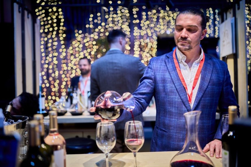 Vinuri românești de descoperit: Ce noutăți am gustat la RO-Wine 2025 Meta descriere Descoperă cele mai interesante vinuri românești prezentate la festivalul RO-Wine 2025 – ediția de toamnă. Jidvei, SERVE, Vintruvian, Gramofon și multe alte crame au adus vinuri de colecție și experiențe memorabile. RO-Wine 2025: un festival al descoperirilor de toamnă Tradiția festivalurilor de vin spune că primăvara îți prezinți vinurile albe, pentru vara care se apropie, iar toamna – vinurile roșii din recolta anului trecut. Doar că producătorii noștri au înțeles repede că festivalurile atrag un alt public, de la profesioniștii din horeca, interesați de vinuri speciale, la iubitorii de vin care își caută vinuri pentru colecții, pentru seri speciale alături de prieteni sau de savurat pe îndelete. Așa că tradiția vinurilor proaspete a început să se estompeze, iar oferta prezentată să aducă tot mai des, alături de noutăți, vinuri mai vechi, unele chiar nelansate, care mai au nevoie de ceva timp „ca să se așeze”. Așa că, pe scurt, vă spunem mai jos la ce noutăți vă puteți aștepta în perioada următoare. Vinuri excelente, care le fac cinste producătorilor și care ne pot reprezenta oriunde în lume sau care deja au fost medaliate la concursuri importante. Jidvei – colecția Spirit și vinuri românești premiate internațional Spirit – trei vinuri speciale Jidvei a adus în premieră gama Spirit, o colecție de trei vinuri speciale – Chardonnay 2023 (baricat 6 luni), Fetească regală 2023 (baricată tot șase luni, dar în butoaie aflate la a doua întrebuințare) și un cupaj rose de Pinot noir, Syrah și Cabernet Sauvignon. Dacă Chardonnay-ul este oarecum previzibil, în notele clasice deja cunoscute – bun, gustos, rotund, cu accentele de lemn perfect integrate, Feteasca regală este o surpriză foarte plăcută și extrem de elegantă. Alegerea unor butoaie care transferă vinului mai puține arome s-a dovedit inspirată – vinul a câștigat note delicate dar, în același timp, și-a amplificat propriile resurse aromatice, prin ușoara microoxidare care are loc în timpul maturării în vase de stejar. Rezultatul nu este doar încântător, are și un potențial serios de învechire. Vinarsul XO – eleganță și rafinament Vizitatorii au mai avut ocazia să guste și ediția limitată a vinarsului Jidvei XO, pe care puțini au avut ocazia să-l descopere până acum și care nu a fost produs decât într-o ediție limitată de 5.000 de sticle. Produs exclusiv din Fetească regală, maturat mai mult de zece ani în butoaie de stejar, vinarsul are nuanțe intense de caramel, lemn nobil și mirodenii, cu nuanțe de tabac și scorțișoară. Dulce-picant și delicios. Owner’s Reserve Ana Fetească Regală + bule Mysterium Nou pe piață este și Owner's Reserve Ana Fetească regală, medaliat cu aur la Mundus vini, în această vară, încă de dinainte de lansare. Iar pentru amatorii de bule – recent lansatul spumant Mysterium 2021, un cupaj clasic de Pinot noir și Chardonnay, cu un strop de Fetească regală, pentru un accent local. Domeniul Bogdan – vinuri biodinamice și experiențe noi pentru iubitorii de vin Trufaș – Cabernet Sauvignon cu aromă subtilă de trufe negre Atracția standului la Domeniul Bogdan a fost, oarecum previzibil, Trufaș, un Cabernet Sauvignon aromatizat cu trufe negre, chiar dacă nu este chiar o noutate. Cu aromele de trufă păstrate discret, în fundal, vinul este dominat de fructe negre și ciocolată, cu accente picante și este, într-adevăr, un vin de top. Cuvée Experience roșu 2022 și Feteasca Neagră Pătrar 2020 Doar că, mai interesați de noutăți, ne-am oprit mai mult asupra Cuvée Experience roșu 2022, un cupaj de Fetească neagră și Merlot perfect echilibrat, suculent, plin de note de vișine și fructe negre, cu prune uscate pe final, o aciditate sănătoasă, care îi dă perspective bune de învechire pentru următorii ani. Remarcabilă, de asemenea, este și Feteasca neagră Pătrar din 2020, care abia intră în perioada de maturitate, deși poartă, încă din primul an, accente de fruct supracopt, dar bine ascuns de accentele de cacao, cireșe amare și prune de magiun. Domeniile Averești – Cabernetul de aur și Zghihara, vedetele Moldovei Un Cabernet de zonă răcoroasă Deși se spune că Moldova este mai degrabă potrivită pentru vinuri albe, Cabernetul sauvignon magnum Diamond Selection din 2019 este o minunăție de vin. Mătăsos, întunecat, cu note de pământ reavăn, afine, coacăze și mure, un pic de dulceață de cireșe amare, totul perfect integrat și cu o băubilitate rară. Nu e de mirare că a câștigat anul trecut aur la Concurs Mondial de Bruxelles, deși abia acum începe să-și dezvăluie potențialul. Zghihara 2024 – vin românesc versatil, plin de prospețime și echilibru Noutatea principală a fost, însă, Zghihara 2024 – tot magnum, și tot Diamond Selection – probabil unul dintre cele mai versatile vinuri din festival. Bun și de sete, și de acompaniat mâncăruri fine, și de seri lungi cu prietenii și pentru orice alte ocazii. Suficient de complex cât „să te țină de vorbă”, dar nu atât de intruziv cât să devină centrul atenției... Syrah de Vrancea de la Beciul Domnesc Cele mai vechi vinarsuri românești La Beciul Domnesc, atracția a fost, destul de clar împărțită între Jad și Miorița XO, două vinarsuri vechi, care stau oricând alături de orice distilat de vin din lume, dar și de gama Verité, cu un Blanc și un Rosé de excepție, cu un raport excelent calitate/preț. Cuveé 49, din nou, a confirmat că are o evoluție foarte bună. Syrah Grand Reserve – un debut promițător, cu potențial de colecție Surpriza, însă, a fost un Syrah Grand Reserve, primul exemplar din acest soi introdus în gama de top a producătorului. Bine echilibrat, plin de fruct, cu aciditatea specifică zonei bine integrată și un final elegant, Syrah promite să devină nu doar o prezență constantă în gamă, ci și un vin pentru colecționari și cunoscători. Deocamdată este încă tânăr, dar cu un potențial clar, numai bun de urmărit cum evoluează în următorii ani. Gramofon Wine: un Cabernet cald pentru zilele reci Nu s-a lansat (încă) distilatul Gramofon La Gramofon, din păcate, așteptata avanpremieră a primului distilat de vin s-a lăsat așteptată – o intervenție în ultima secundă, chiar când etichetele plecau spre tipografie, a dus la reconsiderarea brandului. Ceea ce, de fapt, nu înseamnă decât că lansarea va avea loc așa cum a fost anunțată, spre sfârșitul anului. Curioșii au avut, totuși, deja ocazia să guste vinarsul Gramofon în timpul celebrelor petreceri organizate la cramă. Cabernet 2022, premiera toamnei Alături de deja cunoscutele Sonorum și Cuveé roșu, Gramofon Wine a prezentat un singur vin în premieră, însă unul excepțional – Cabernet Sauvignon 2022, o demonstrație de eleganță, elocvență și măiestrie. Perfect echilibrat și rotunjit, jucăuș, într-un dans continuu între aromele de fruct, cele de condimente și notele de cacao, ciocolată și vanilie, este un vin care poate juca rolul de „vin de zi cu zi” pentru pofticioși, sau de vin pentru ocazii speciale, pentru consumatorii ocazionali. Vintruvian Estates – patru crame românești unite de calitate Cele mai vizitate standuri Despre grupul Vintruvian Estates, care reunește patru crame – Caii de la Letea Sarica Niculițel și Crama Histria în Dobrogea, Crama DeMatei în Dealu Mare și Oenoterra în Drăgășani – este greu de spus altceva decât că a avut în permanență cele mai aglomerate standuri. Au fost prezente vinuri de top, vinuri pentru toate gusturile, de la fresh la vinuri mature și complexe, de la vinuri accesibile la rarități de colecție – de la vinurile DeMatei notate de James Suckling cu 90-95 de puncte la noile Scoarțe de la Oenoterra, o Crâmpoșie și un Negru de Drăgășani potrivite pentru orice ocazie. Au revenit „Trilogiile” Pentru că ne concentrăm, totuși, pe noutăți, trebuie neapărat să încercați „Trilogiile” (alb, rosé și roșu) revenite între gamele Caii de la Letea, după o scurtă absență. Cu o mențiune specială pentru Trilogia în roșu, unde au fost folosite vinuri din regiuni diferite – Negru de Drăgășani, Băbească neagră și Fetească neagră. Un vin excelent, plin de nuanțe, de savurat cu un prieten sau de gustat la masă, cu un raport calitate/preț excelent. Un Nikolaos îmblânzit O mică surpriză a venit, însă, de la Nikolaos roșu, de la Crama Histria, un vin care chiar arăta a mustang sălbatic în primăvara acestui an și care, de atunci, s-a mai domolit. A rămas un pic nărăvaș, dar s-a așezat, s-a rotunjit și integrat, semn că își lasă adolescența în urmă și se pregătește de maturitate. SERVE: Guillaume 2024 și un nou Cuvée Guy de Poix Re:vivre – gamă dedicată publicului tânăr La SERVE, dată fiind și vârsta audienței – mulți, foarte mulți tineri – atracția a fost gama re:vivre, lansată în primăvară, un vin gândit pentru audiența mai tânără și care, iată, reușește să atragă atenția. Un Pinot noir cu accente locale La ediția de toamnă RO-Wine, SERVE a ales să prezinte în premieră două vinuri – ediția 2024 a Cuvée Guillaume și un nou vin-reper din gama Cuvée Guy de Poix, din recolta 2020. Guillaume, deși tânăr, a avut parte de un an extrem de favorabil – seceta care a afectat restul țării s-a simțit ceva mai puțin în Ceptura, unde terenul argilos și expunerea pantelor de Pinot noir (85% din cupaj, alături de 15% Fetească neagră) au dat naștere unui vin de excepție, chiar și la doar un an de la recoltă. De mare perspectivă, dar deja savuros! Cuvée Guy de Poix, o referință, ca întotdeauna Cât despre Cuvée Guy de Poix 2020... Se știe deja că este, în fiecare an în care apare, o Fetească neagră - reper pentru România. Orice laudatio este de prisos, poate că ajută să menționăm că această ediție are, totuși, 6.800 de sticle, cu vreo 2.000 mai multe decât ediția precedentă, dar tot trebuie să vă grăbiți ca să vă completați colecțiile. Suculent, integrat, echilibrat, dar care păstrează acea dimensiune ușor sălbatică și ușor ierboasă care l-a convins pe Guy de Poix să rămână și să investească în România, devenind primul investitor privat din această industrie. O moștenire minunată atât a lui, cât și a lui Aurel Rotărescu, oenologul care a dat direcția cramei încă de la început, din 1994. Crama Teodor, creștere constantă Pentru obișnuiții festivalului pare că, la fiecare ediție RO-Wine la care participă, Crama Teodor a mai crescut un pic. Atât în calitate, cât și în diversitate. Și în acest an, toate vinurile s-au prezentat impecabil, de la un Rhein Riesling 2023 vesel și ușor, dar cu multe promisiuni pentru viitor, la cupajul de Gewurtztraminer și Pinot Gris care constituie un studiu de caz despre echilibru (rotunjimile de Pinot gris „ușurate” de aromele intense și corpul fin al Traminerului). Am revăzut un Pinot noir de mare clasă, 2021, care aduce aminte de vinurile franceze de top, ajuns la maturitate un pic înainte de vreme, dar cu suficiente rezerve cât să merite reevaluat peste 2-3 ani. Feteasca Neagră 2024: complexitate naturală Surpriza a venit de la Feteasca neagră Teodor din 2024, un vin care lansat pentru a celebra aniversarea de 70 de ani a proprietarului. Greu de crezut, dar este un vin care nu a trecut deloc prin butoaie de stejar, ceea ce îi face cu atât mai spectaculoasă complexitatea aromatică, finalul excelent, plin de cacao și ciocolată neagră, prune uscate și fructe negre deshidratate. Un vin spectaculos și, în ceea ce privește Feteasca neagră ca „soi port-drapel al României”, este clar un exemplar de pus deoparte pentru a demonstra capacitatea acestui soi. Pandora – kudos pentru Florin Manoliu! În toate cele trei zile de festival, Crama Pandora a fost unul dintre cele mai vehiculate nume, vizitatorii recomandându-și călduros unii altora o escală la acest stand. Și, dacă pentru iubitorii de bule și relaxare, era pregătit Mon Azur, un spumant extra-dry prietenos, 100% Chardonnay, realizat după metoda Charmat, surpriza a venit de la proaspăt lansatul Cuvée Pandora (roșu), cupajul semnat de Florin Manoliu, oenologul cramei. Un vin plin de bucuria de a trăi, proaspăt și, totuși, complex, cu fructe roșii și negre, accente picante și taninuri moi, perfect integrate, și o aciditate vivace. Lechburg – un Riesling și un frizzante delicat Alb proaspăt. Din 2019 Din Lechința, o zonă deja consacrată pentru vinuri deosebite, au ajuns la festival două noutăți: un Riesling de Rhin 2019 (da, alb de șase ani, proaspăt lansat!), cu nume de cod Cru la Sorgente, un pic rotunjit, încă plin de prospețime și cu o viață lungă înainte, pe deplin demn de originea nobilă a strugurelui și de tradițiile germane din zonă. Frizzante din Chardonnay și Fetească Regală Marea surpriză a fost, însă, un frizzante (îmbuteliat la 1,6-1,8 atmosfere) din Chardonnay și Fetească regală, absolut delicios. Perfect echilibrat între fruct și note florale, cu „bulele” atât de fine încât abia trezesc papilele, curgător și cu o textură excelentă. De notat, luat și consumat, cu inevitabilul zâmbet pe buze! HB Wine – experimente și rețete consacrate Baric folosit judicios Din Vestul țării, din Miniș-Măderat, au ajuns la festival câteva vinuri care confirmă deja un lucru pe care îl bănuia toată lumea, de la prima pleiadă de medalii internaționale: HB Wine este o cramă de urmărit! Trei vinuri clasice, de terroir – Fetească neagră 2024 (șase luni de baric), Cuvée Bordignon 2023 și Cabernetul Privilegio din 2023, și toate trei - exemple de rafinament și eleganță. Merlot 2024, experiment reușit Doar că, pentru „wine geeks”, a atras atenția, cel puțin la fel de mult, Merlot 2024, un vin fermentat cu drojdii tiolice, care sunt folosite îndeobște pentru a scoate în evidență aromele unor soiuri albe mai neutre. Rezultatul este spectaculos, de la complexitate la rotunjime, de la ușurința în a-l aborda la toate surprizele pe care le ascunde. Va fi unul dintre vinurile de urmărit în următorii ani, cu siguranță, ca și celelalte vinuri de la HB Wine, dar privit, cumva, cu alți ochi. Carrefour – programul Deschidem Vinul Românesc, mereu surprinzător DVR, mereu aproape de soiurile autohtone Printre vinurile din selecția Deschidem Vinul Românesc de la Carrefour România găsiți mereu ceva remarcabil – o Șarbă delicat baricată de la Crama Gîrboiu, un Cuvée Matei de la Crama DeMatei, un spumant (nou-nouț) de la Domeniile Averești... Acest program cuprinde, cu suguranță, cea mai mare selecție de soiuri românești, în interpretări cât mai diverse. Premieră absolută în retail: Alutus Primus Ei bine, pentru că una dintre ambițiile programului este să aibă în portofoliu orice soi românesc reprezentativ, anul acesta s-a strecurat în selecție și Alutus Primus de la Avincis. Produs în puține sticle, din cauza suprafeței încă reduse cultivate cu acest soi intrat abia recent în producție (prima recoltă disponibilă comercial a fost cea din 2020, lansată în 2023), este dintr-o categorie orientată mai puțin către top-horeca și mai mult către consumatorii iubitori de vin, inițiați sau avansați. Obligatoriu de încercat, imediat ce apare pe rafturi! Asociația Dealu Mare - crame românești reunite la RO-Wine 2025 Datorită partenerului pe sticlă Rubin, RO-Wine a consemnat o premieră care anticipează evenimente viitoare la fel de interesante: prezența unei asociații de producători, de această dată a celor din Dealu Mare și, probabil, în edițiile următoare, și din alte regiuni. O ofertă interesantă, cu vinuri atât de la producători prezenți cu standurile proprii, cât și de la cei absenți (motivat, nemotivat sau pentru că nu participă niciodată la festivaluri). De la spumantele de la Domeniile Alexandrion-Rhein 1892 la consacratele Negru de Drăgășani Via Marchizului și Cabernet Sauvignon Cantus Primus de la Viile Metamorfosis, Dealu Mare este plin de vinuri memorabile. Ne-a atras însă atenția o prezență rară și prețioasă – Clearstone de la Crama Dagon. Un vin și un producător de nerefuzat, cu absolut orice ocazie în care vă întâlniți! Impresia generală – un festival de neratat! Lecția RO-Wine: Vinul are timpul lui Au fost destui producători care nu au adus vinuri în premieră la ediția de toamnă a RO-Wine. Și nici nu aveau de ce. Domaine Dumetrier, Domeniile Sâmburești sau Crama Rasova, de exemplu, au avut aceleași vinuri, în mare. La Davino, noul Iacob roșu continuă, fără surprize, linia de până acum. Drăgaica Roșie și Feteasca neagră de la Oprișor sunt mereu o bucurie. Pentru că vinul are timpul lui, pe care nu-l grăbește nici un festival, atunci când îți iubești și respecți consumatorii. Unii producători aleg să aducă o probă de tanc sau o sticlă fără etichetă, pentru a menține interesul publicului viu și, de ce nu, pentru un feed-back prețios. Alții preferă să ofere spre degustare doar varianta finală. RO-Wine, mai mult decât vin Adăugați la cele de mai sus vinurile deja cunoscute, salonul gourmet și cel dedicat importatorilor – adică de zeci de ori mai mult decât cele deja povestite – și veți avea, cât de cât, imaginea unui festival care chiar oferă mai mult decât câteva vinuri de gustat. Oferă cunoaștere, relaționare, acces la ultimele noutăți, ocazia reîntâlnirii cu „vechi cunoștințe”, fie ele îmbuteliate sau oameni din spatele etichetelor și, mai mult decât toate, oferă sentimentul unei comunități unite de o pasiune comună.