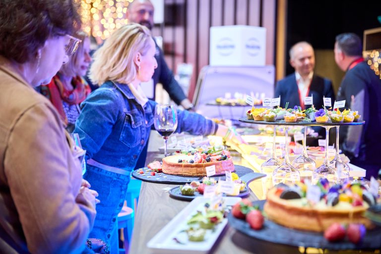 Selecție de deserturi gourmet servite la festivalul RO-Wine 2025, realizate &icirc;n parteneriat cu Macromex și L&rsquo;univers de Nicolai.