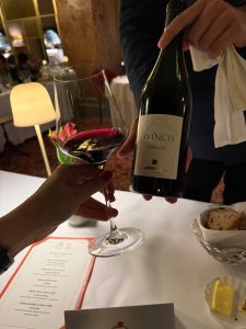 Sticlă de Merlot 2022 Avincis pe masă de degustare