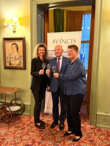 Trei persoane la evenimentul Avincis ridic&acirc;nd paharele de spumant pentru un toast