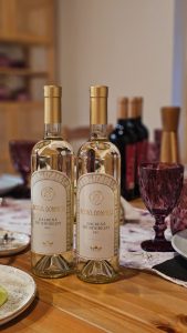 Două sticle de Galbenă de Odobești, vin alb sec de la Beciul Domnesc, așezate pe o masă elegantă, pregătită pentru degustare